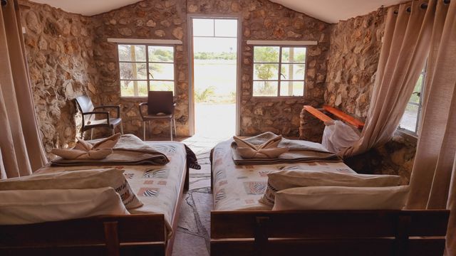 Namibie Bushmanland Fiume Bush Camp Interior Stone Chalet FBC (3).jpg - Jambo Safari Club